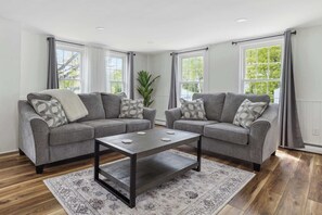 Televisie, een open haard en een kantoor