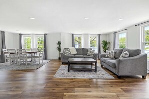 Televisie, een open haard en een kantoor