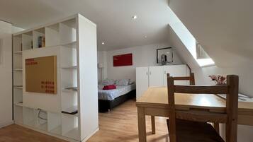 Een strijkplank/strijkijzer, gratis wifi, beddengoed
