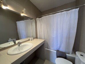 Séchoir à cheveux, serviettes fournies, savon, papier de toilette