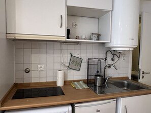 Jääkaappi, mikroaaltouuni, keittoastiat/astiat/ruokailuvälineet