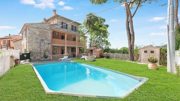 Kolam renang outdoor musiman