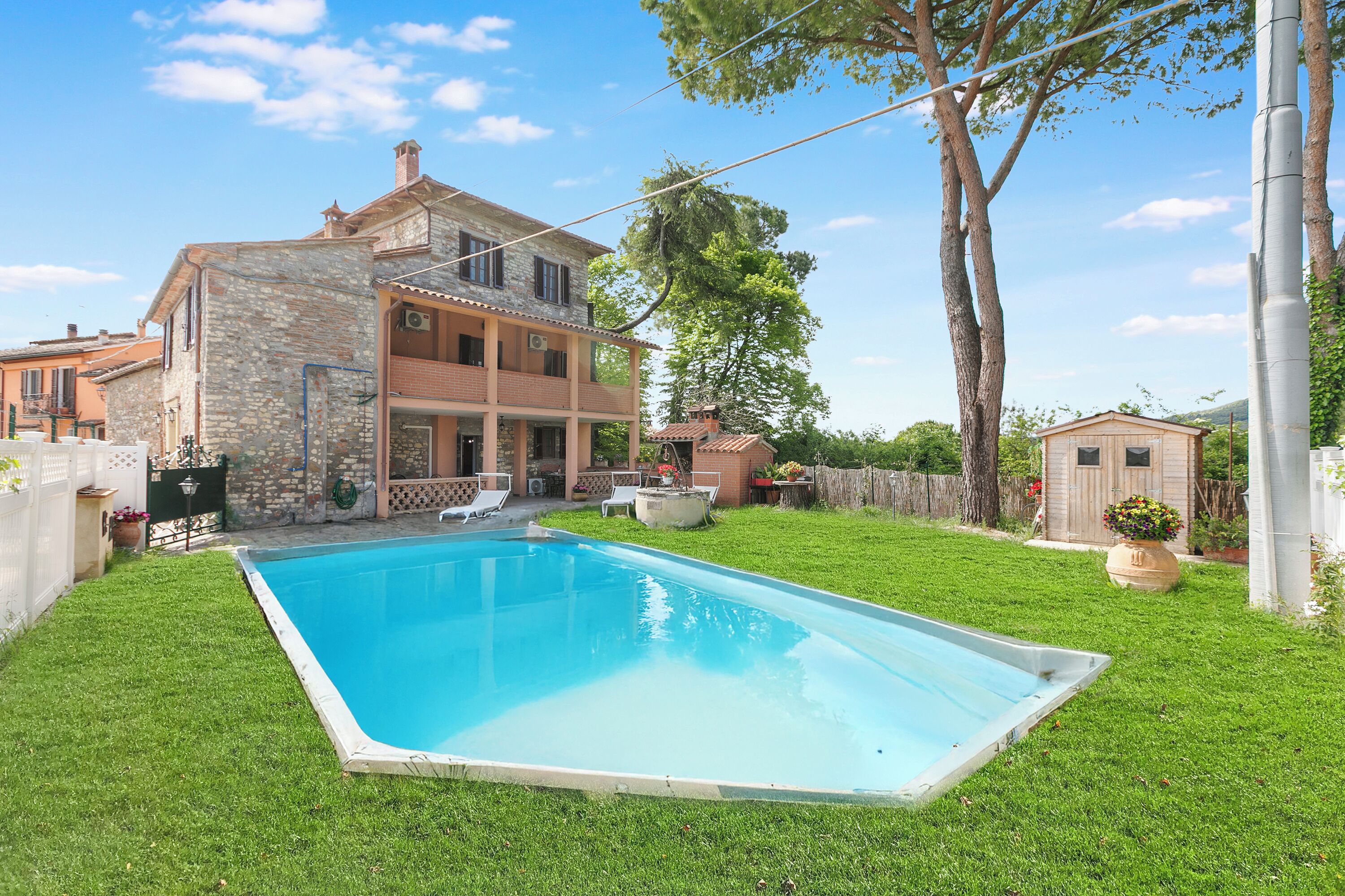 สระว่ายน้ำกลางแจ้งเปิดตามฤดูกาล