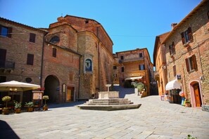 A historic square with a fountain, cobblestone pavement, and traditional buildings. - Borgo Panicale Apartments (Panicale)
