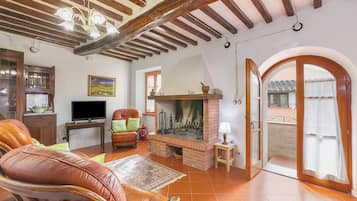 Apartemen Keluarga, beberapa kamar (Appartment With Pool And Garden) | Area keluarga | Televisi LED 32-inci dengan saluran TV satelit dan perapian