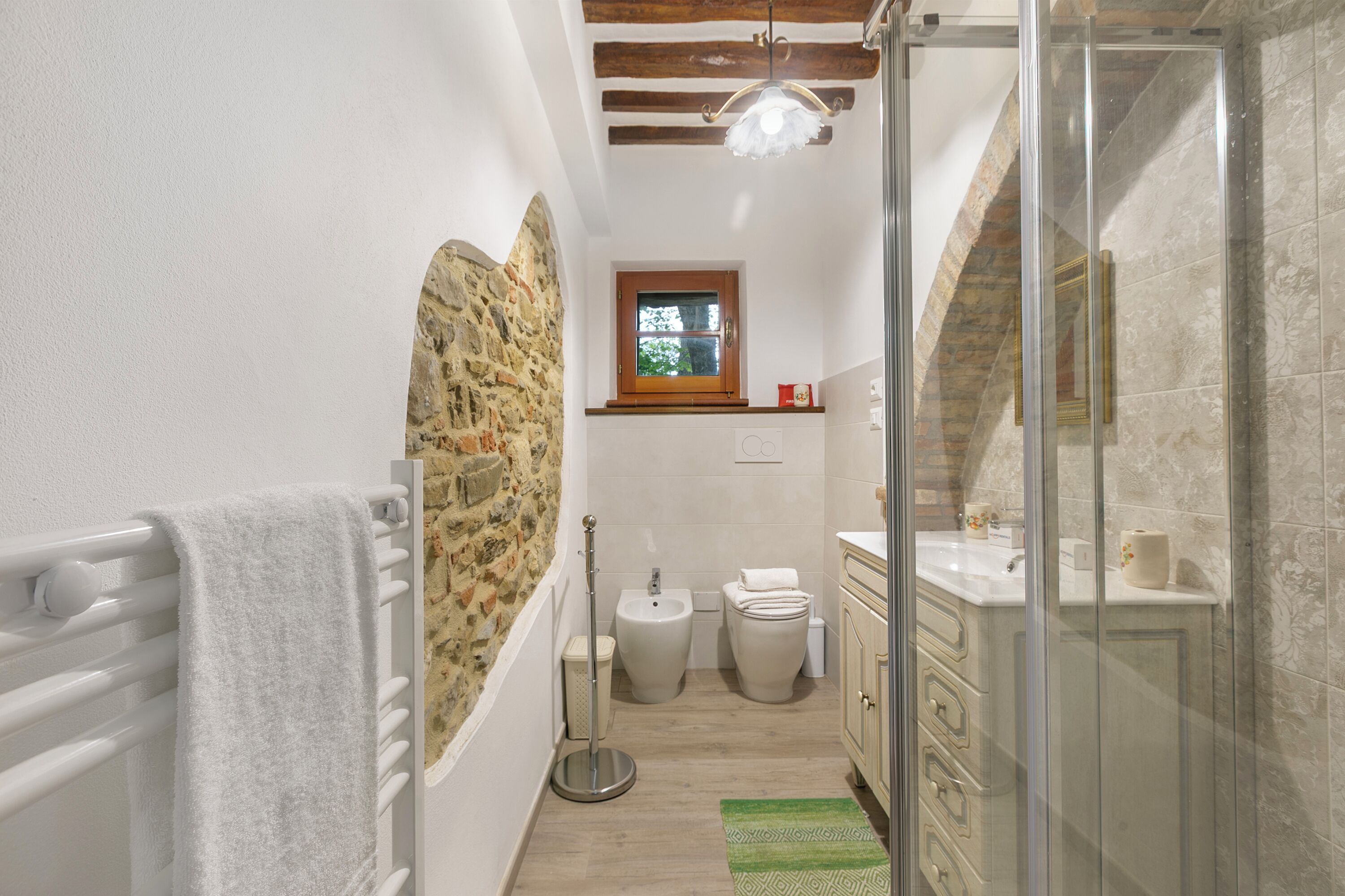 Apartament estàndard, diversos dormitoris (Studio With Pool And Garden) | Bany | Dutxa, assecador de cabells, bidet i tovalloles 