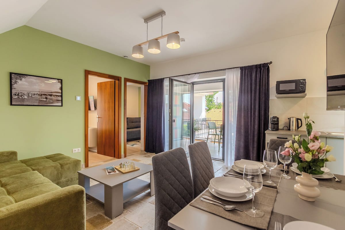 Luxury-Apartment, Mehrere Schlafzimmer (Fulop Panzio-Green Parasol Apartment) | Esszimmer