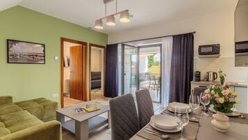 Luxury Apartment, Multiple Bedrooms (Fulop Panzio-Green Parasol Apartment) | Dining room