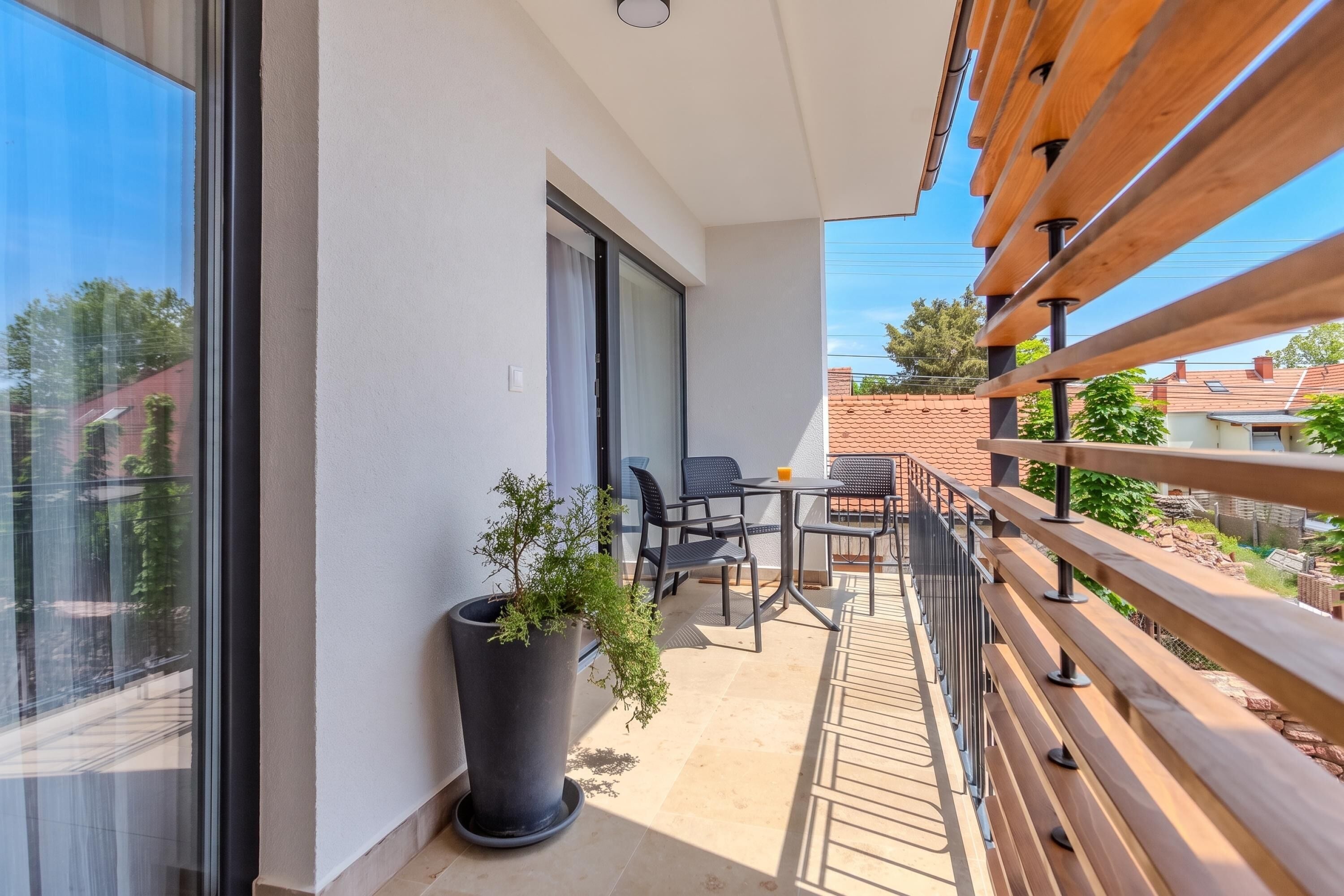 Luxury Apartment, 1 Bedroom, Balcony (Fulop Panzio-Vinyl Record Apartment) | Outdoor dining