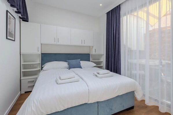 Luxury Apartment, Multiple Bedrooms (Fulop Panzio-Blue Lagoon Apartment) | Free WiFi, bed sheets - Fülöp Panzió (Revfulop)