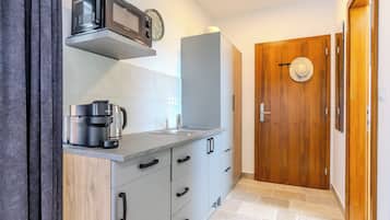 Luxury-Apartment, 2 Schlafzimmer (Fulop Panzio-Green Parasol Apartment) | Eigene Kochnische | Kühlschrank, Mikrowelle, Wasserkocher mit Kaffee-/Teezubehör
