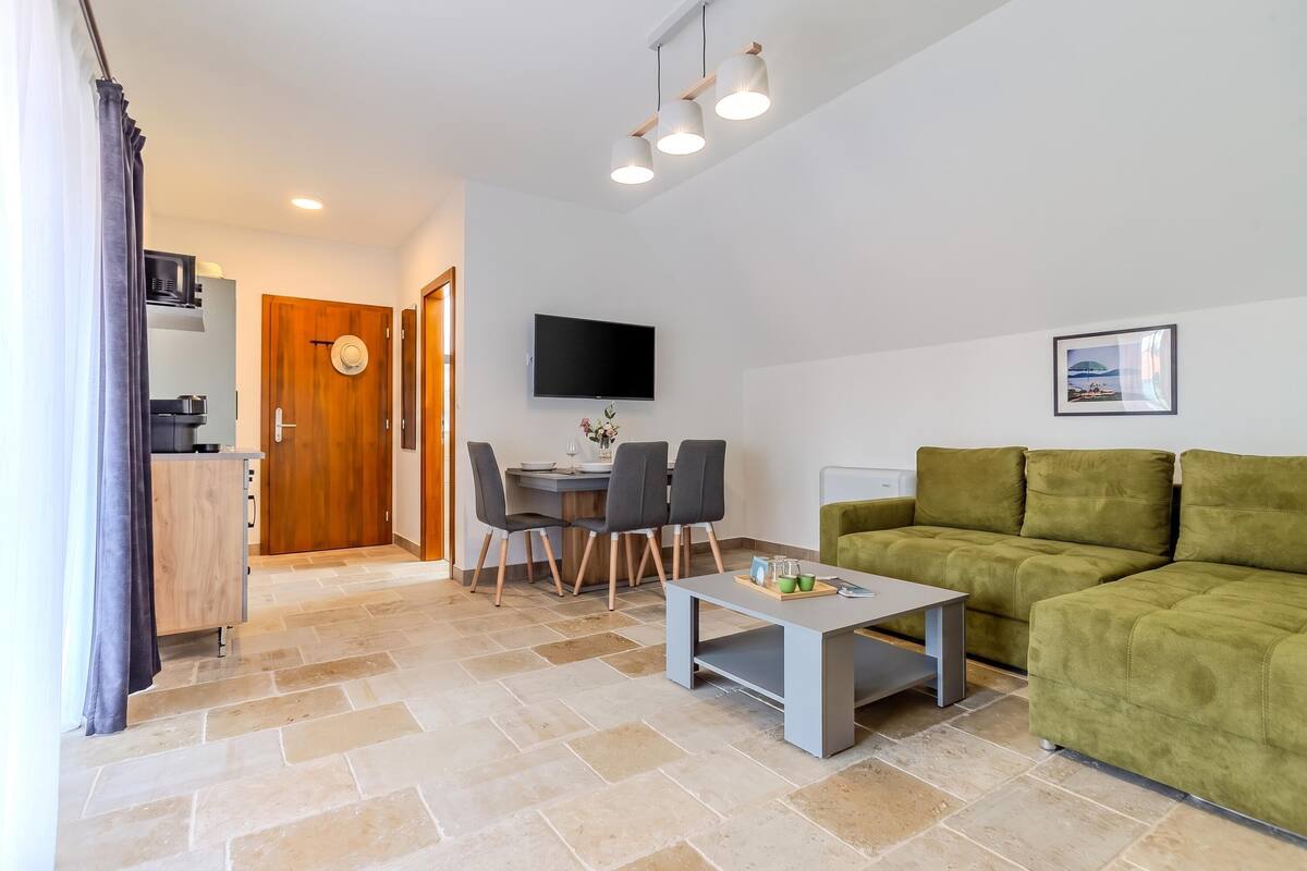 Luxury Apartment, 2 Bedrooms, Balcony (Fulop Panzio-Green Parasol Apartment) | Living area | LED TV