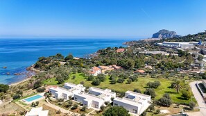 A coastal residential area with modern houses, a swimming pool, and a view of the sea. - Aura Maris beach residence Mazzaforno (Cefalù)