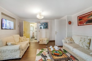 Apartamento família, 2 quartos (Casa Fra Gli Ulivi with Pool -) | Área de estar | Smart TV 21 polegadas com canais a cabo