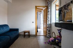 อพาร์ทเมนท์สำหรับครอบครัว, 1 ห้องนอน (Casa Fra Gli Ulivi with Private Pool) | บริเวณนั่งเล่น | สมาร์ททีวี 21 นิ้ว พร้อมช่องเคเบิล