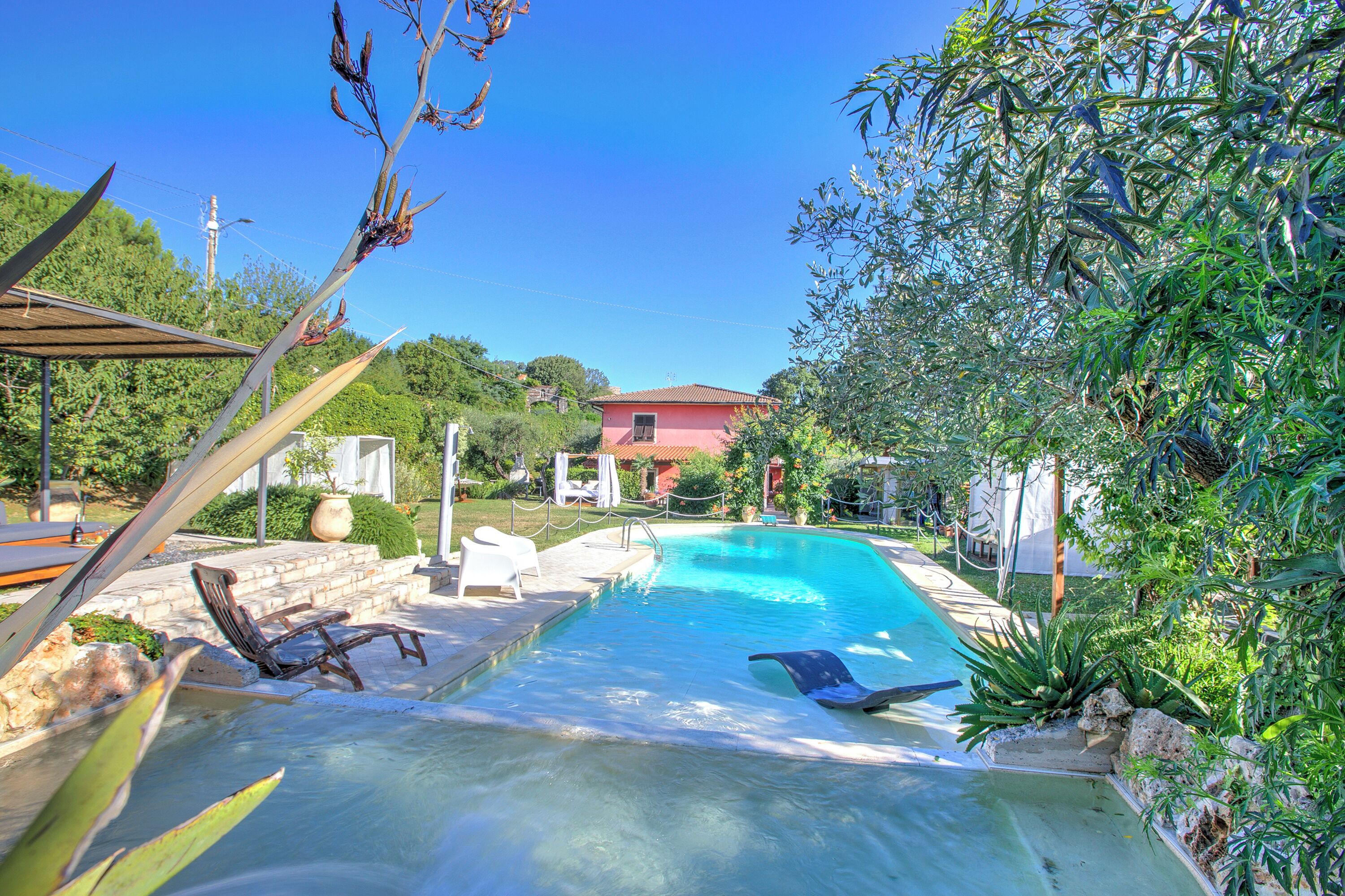 Een seizoensgebonden buitenzwembad