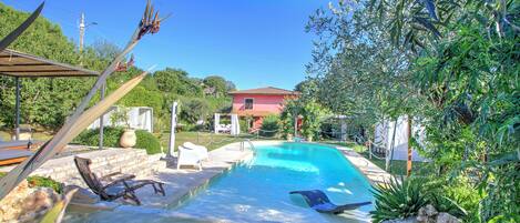 Een seizoensgebonden buitenzwembad