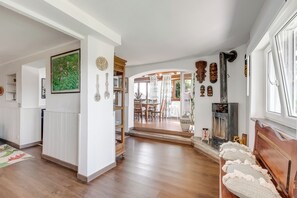 Family Apartment, Multiple Bedrooms (Casa Fra Gli Ulivi - Levante) | Living area | 21-inch Smart TV with cable channels - Casa Fra Gli Ulivi (Ameglia)