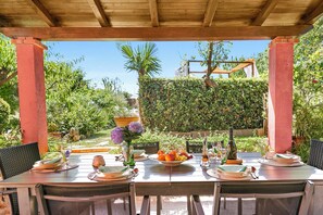 Familie appartement, meerdere slaapkamers, 2 badkamers (Casa Fra Gli Ulivi - Ponente) | Buiten dineren
