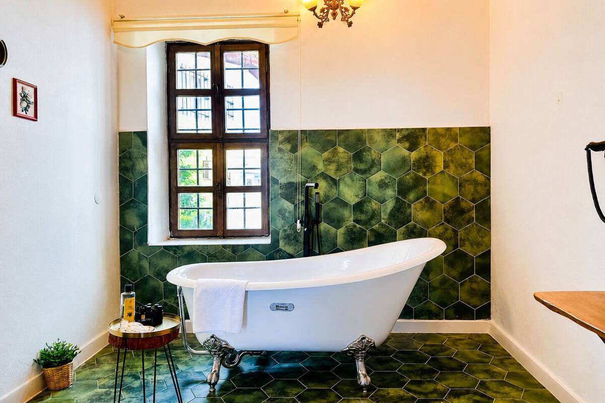 Suite Deluks, pemandangan laut | Kamar mandi | Perlengkapan mandi gratis, pengering rambut, sandal, dan kloset