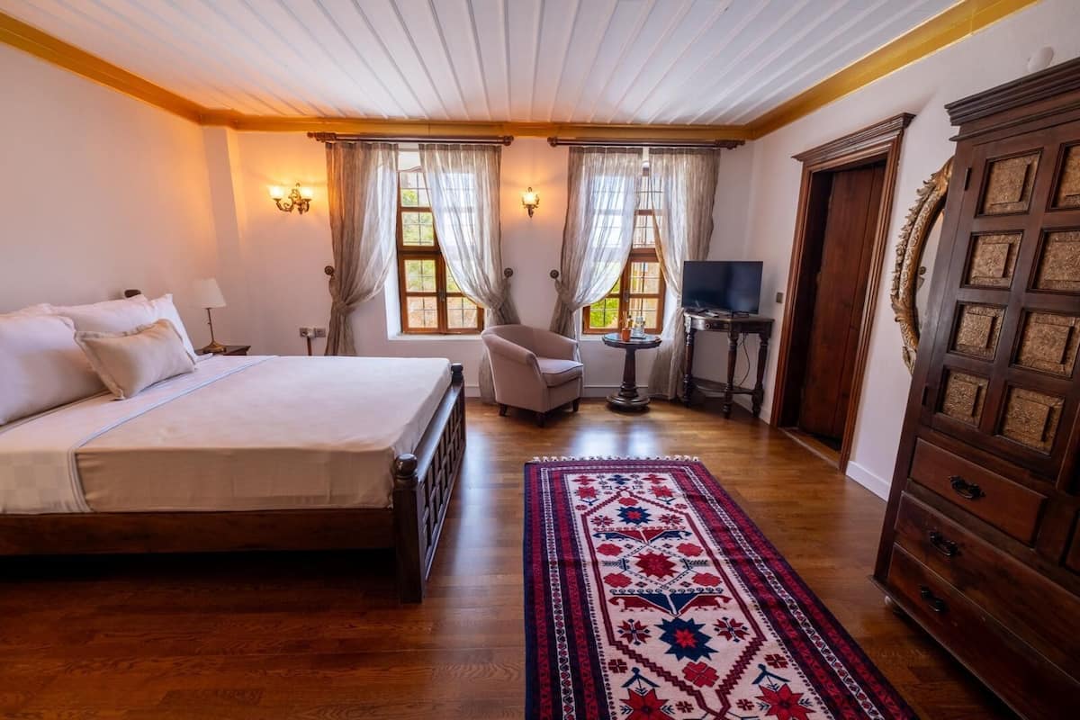 Habitació triple clàssica, vistes al jardí | Wifi gratuïta