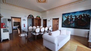 Deluxe Suite, Sea View | Living area