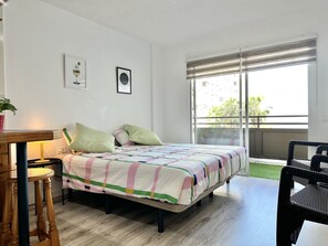 1 chambre, fer et planche à repasser