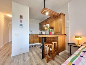 1 chambre, fer et planche à repasser