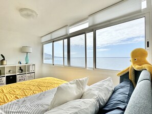 1 chambre, fer et planche à repasser