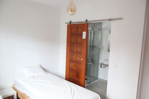 2 soverom og strykejern/-brett