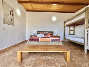 1 chambre, fer et planche à repasser