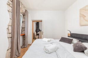 2 bedrooms, iron/ironing board, WiFi, bed sheets - Casa Marilu - Nature Escape in a charming holiday house with private Pool & kids’ playground, ideal for families (Kunj)