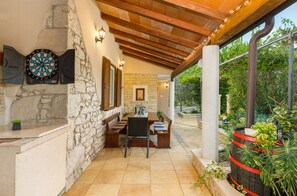 Outdoor dining - Casa Marilu - Nature Escape in a charming holiday house with private Pool & kids’ playground, ideal for families (Kunj)