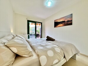 2 chambres, fer et planche à repasser
