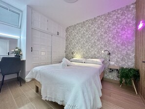 1 chambre, fer et planche à repasser