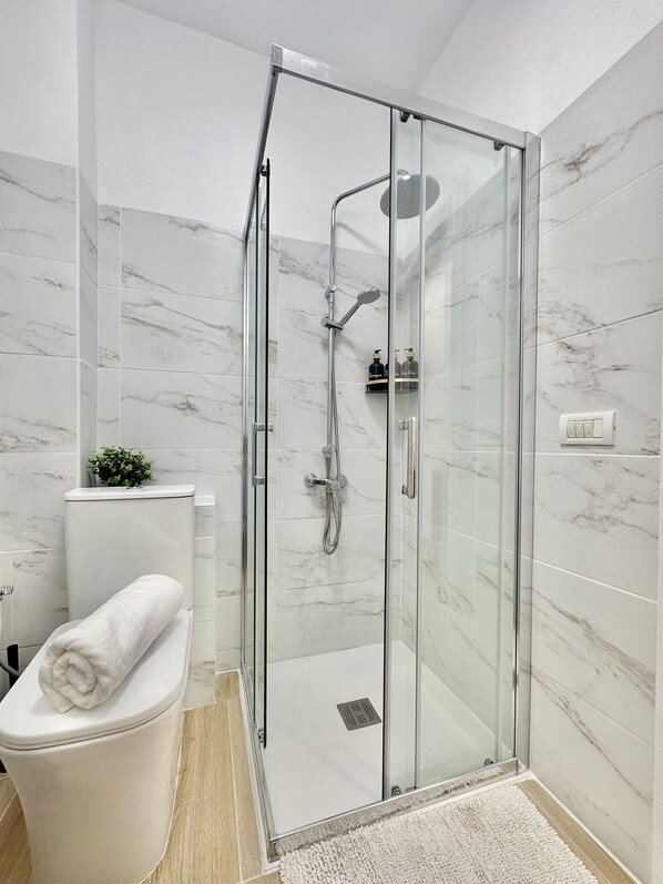 Sèche-cheveux, serviettes fournies