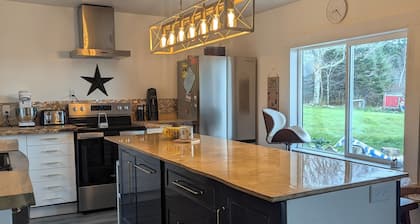 Quaint Farmhouse on 10 acres. Lake access and pet friendly.
