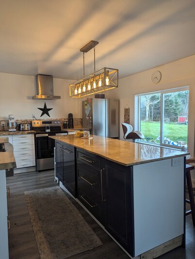 Quaint Farmhouse on 10 acres.  Lake access and pet friendly.