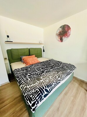 1 bedroom, in-room safe, desk, iron/ironing board - Quiet city retreat in the southwestern part – stylish, central, and comfortable (Karlsruhe)