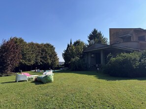 Property grounds - VillaFrancesca BeB in Grumello del Monte: Elegant with Park and Seasonal Pool (Grumello del Monte)