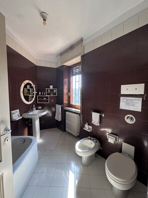 Shower, hair dryer, bidet, towels - VillaFrancesca BeB in Grumello del Monte: Elegant with Park and Seasonal Pool (Grumello del Monte)