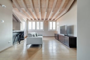 43-inch Smart TV with digital channels - Elegant apt with parking and balcony (Milan)