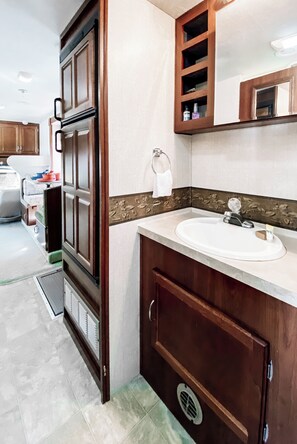 Douche, bidet, serviettes fournies, savon