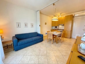 Apartamento, 1 quarto, sacada, vista para a piscina | Área de estar