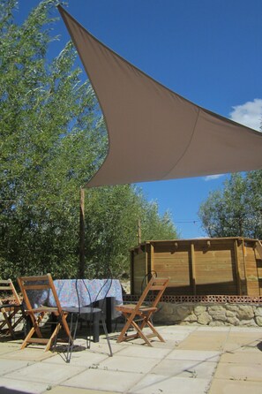 Outdoor dining - Unusual wooden dome / In the heart of nature with swimming pool and Jacuzzi !!! (Fossès-et-Baleyssac)