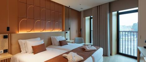 Escritorio, espacio para trabajar con laptop y wifi gratis