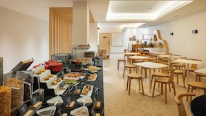 Ein Essbereich mit einem Buffet, Holztischen und -stühlen.