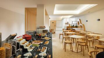 Free daily buffet breakfast
