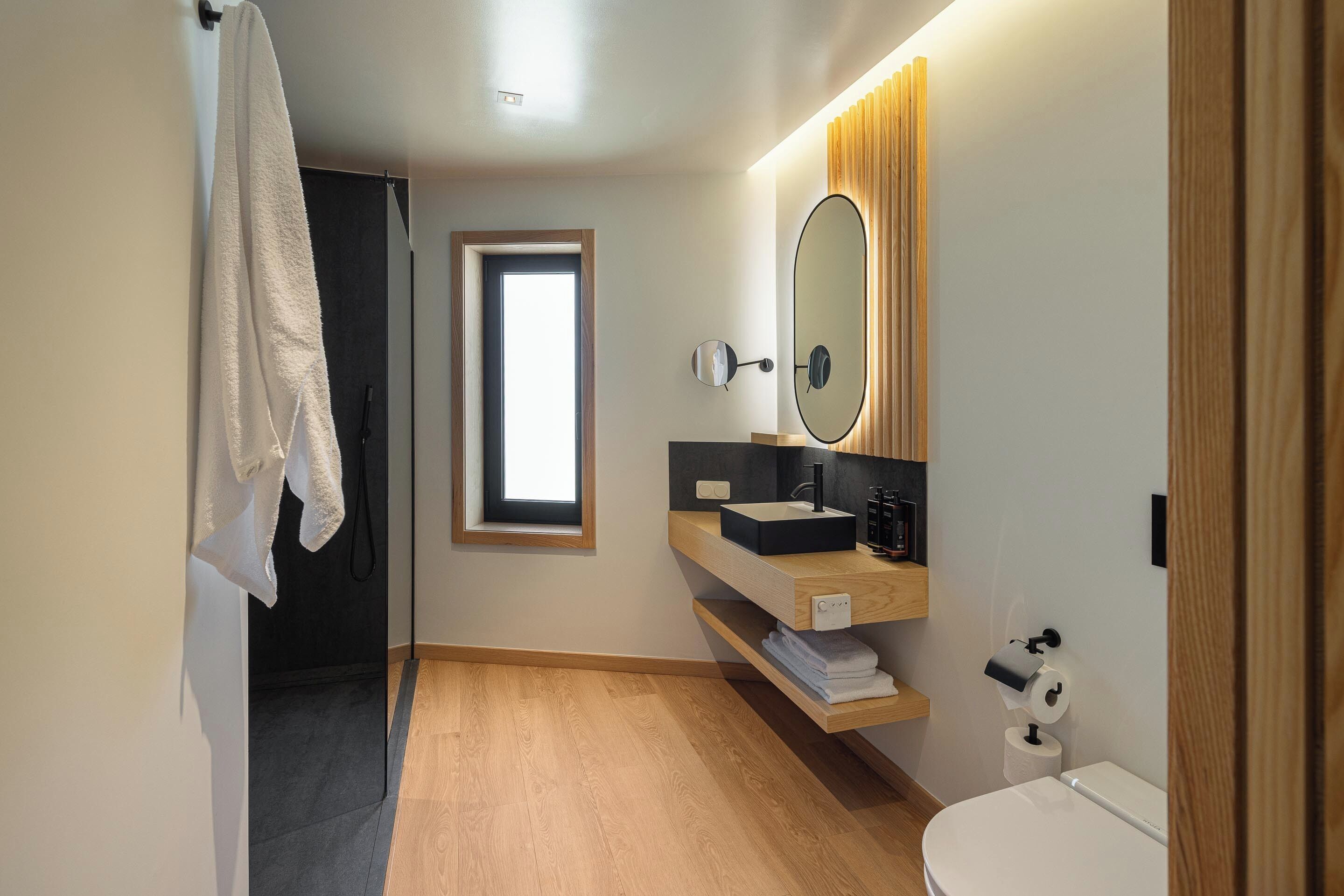 Quarto casal, vista para o canal | Escrivaninha, espaço de trabalho para notebook, Wi-Fi de cortesia