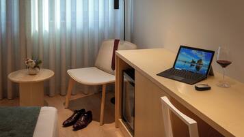 Desk, laptop workspace, free WiFi